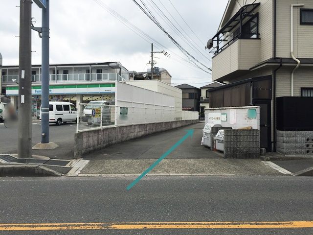 【道順2】こちらへ「右折」していただくと、突き当りがご利用駐車場になります。