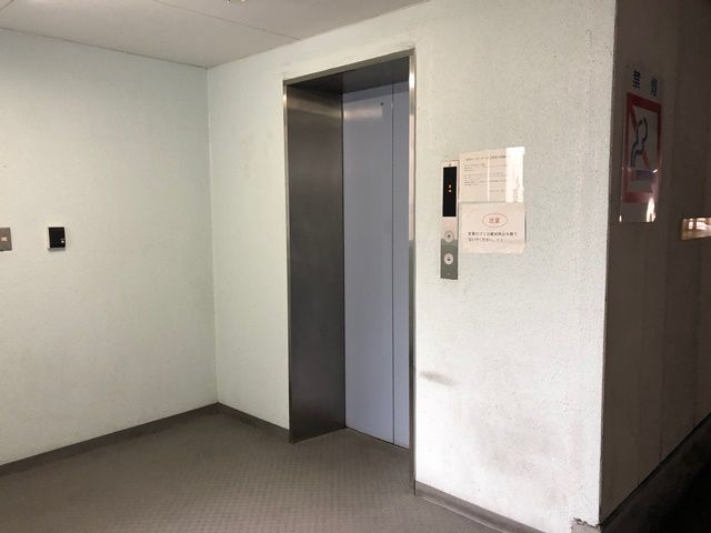 入庫手順4. 駐車後、エレベーターで1階まで降りてください
