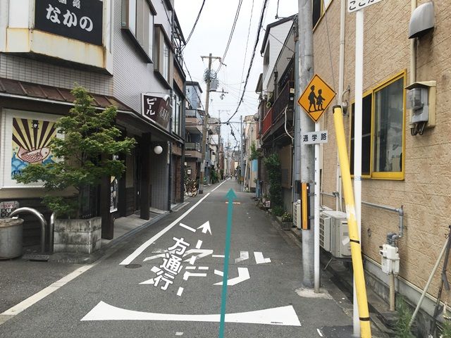 4.一方通行の道になります。しばらく直進してください。