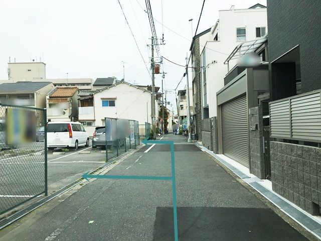 9.300m程直進していただくと「左側」に駐車場入口があります。ご予約時のスペースに駐車してください。