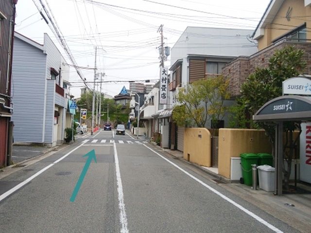 県道488号線の道を南へ約200m行くと右側に大村畳店の看板が見えます。そこの交差点を左折します。(南向き一方通行)