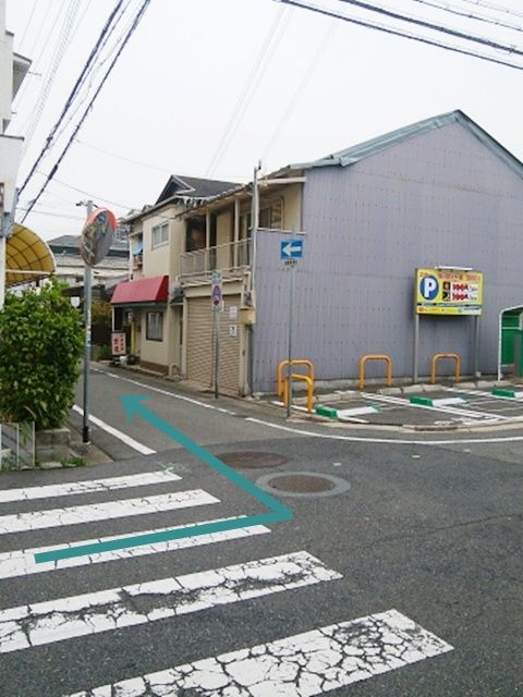 左手コインパーキング手前の道を左折。左折後直進いただくと左手に当駐車場がございます。