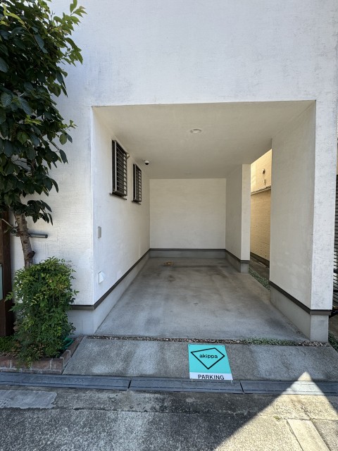 15:30〜前面道路余裕の10メートル akippa 防カメ付の駐車場写真