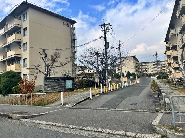 城山台2丁 団地駐車場(12号棟付近)の駐車場写真