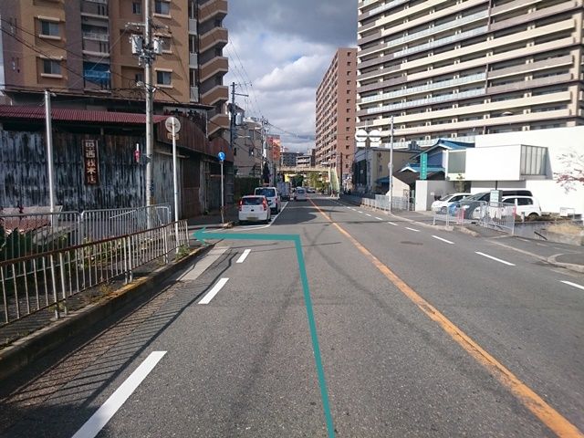 【道順1】国道170号線(外環状線)「香里南口交差点」から「木屋南交差点」方面へ「北西」に進み、右側にあるスーパーの駐車場出入口を過ぎて1つ目の角を「左折」してください。