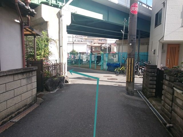 【道順8】突き当りを「左折」してください。