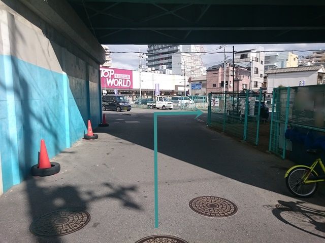 【道順9】左折していただくと別駐車場があり、すぐ「右折」してください。