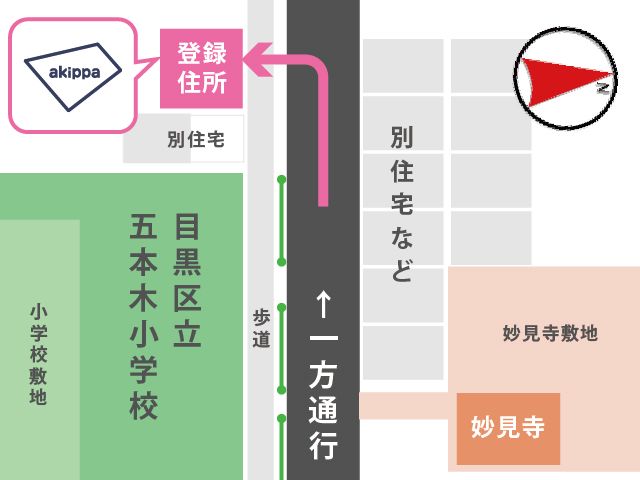 小学校と妙見寺の間の一歩通行を抜けたところにあります。