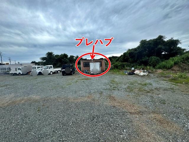 [55a36]小山7丁目4 アキッパ砂利駐車場【中型車まで利用可】の駐車場写真