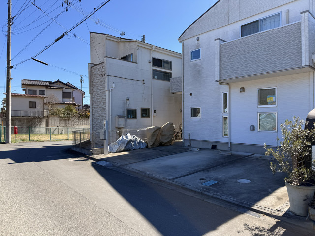 多摩市和田イワサキ駐車場(1日出入り回数自由。東電研修センター入口徒歩10分、東寺方小徒歩5分、百草園徒歩25分、GTDゴルフ徒歩2分、聖蹟桜ヶ丘駅徒歩12分。徒歩宝蔵橋1分)の駐車場写真