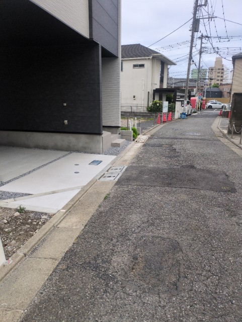 東京都足立区西新井1-21-8の駐車場写真
