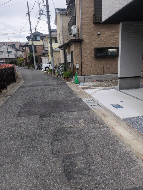 東京都足立区西新井1-21-8の駐車場写真