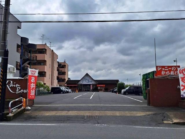 カラオケレインボー京終店の駐車場写真