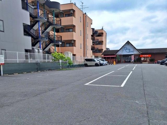 カラオケレインボー京終店の駐車場写真