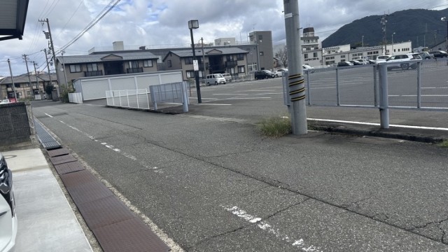 【L】サンドーム福井 徒歩13分｜宮前1丁目駐車場 （左側）の駐車場写真