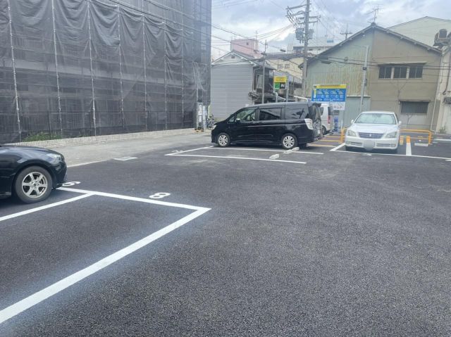 タイムパーキング横の駐車場写真