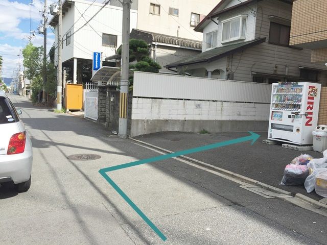 【道順3】マンション【南側】の駐車場にご利用スペースがある場合、マンション東側のわき道より奥へと進んでください。
