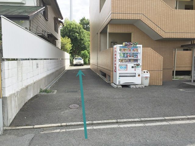 【道順4】わき道を進んだ先に、ご利用駐車場がございます。