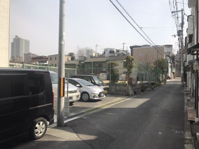 運動場の隣の駐車場です。