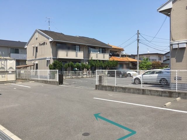 【道順3】突き当りを「左折」すると、正面にご利用駐車場がございます。ご予約されたスペースに駐車してください。