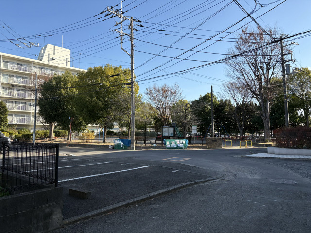 上山2丁目31-3ソレアード中山駐車場の駐車場写真