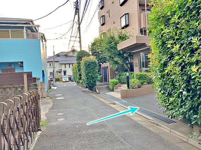 反対側から見た駐車場周辺