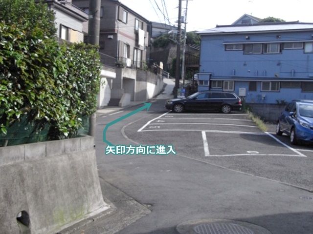 【道順2】進入後、矢方向に進んでください。