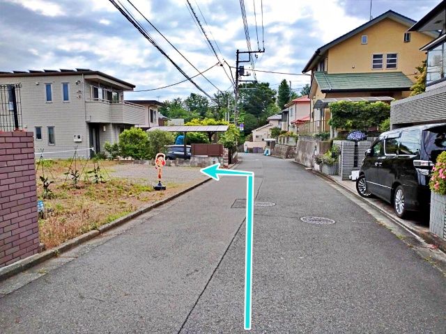 反対側から見た駐車場入り口