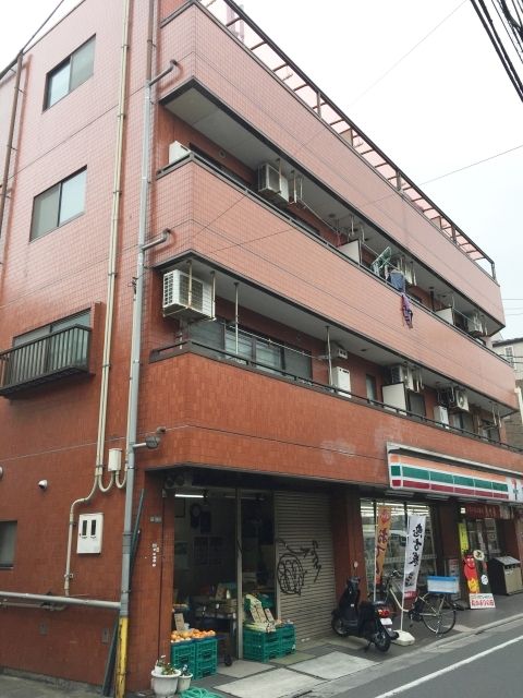 この建物の向かって左側に入口スロープがあります