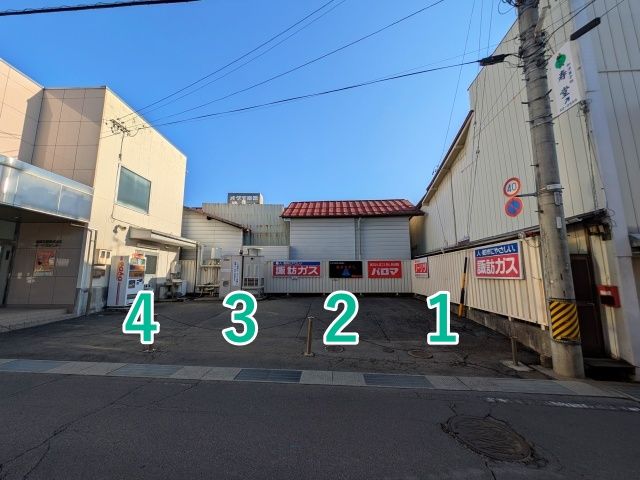 アキッパ諏訪2丁目交差点横駐車場の駐車場写真