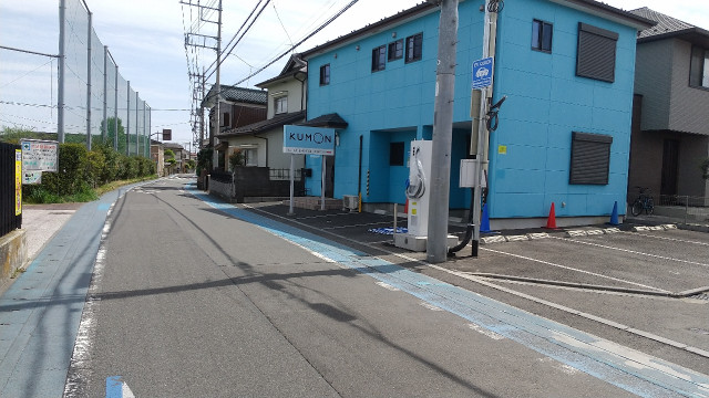 EV11_ 公文一小前教室EV充電用駐車場【EVチャージ（有料）利用可能スペース】の駐車場写真