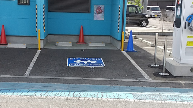 EV11_ 公文一小前教室EV充電用駐車場【EVチャージ（有料）利用可能スペース】の駐車場写真