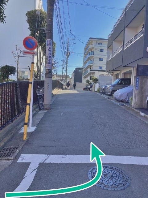 税務署の角を曲がり