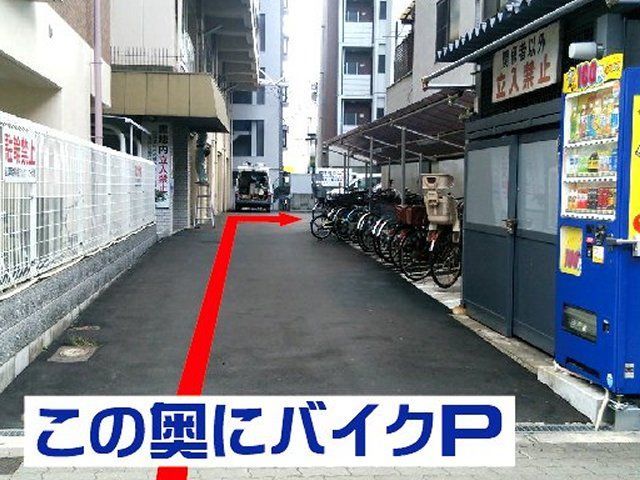 まっすぐ進んで右に曲がりますとバイク駐車場がございます。