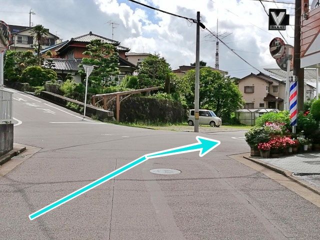理容室角五差路を右折します(理容室横の道)