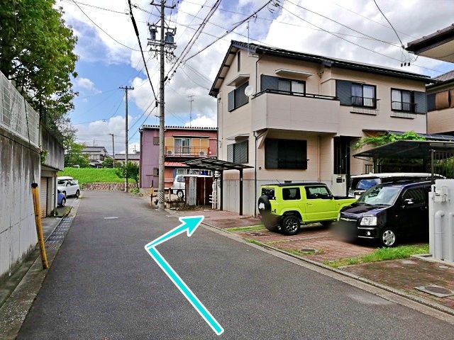 T字路を越え、右側に駐車場が見えます