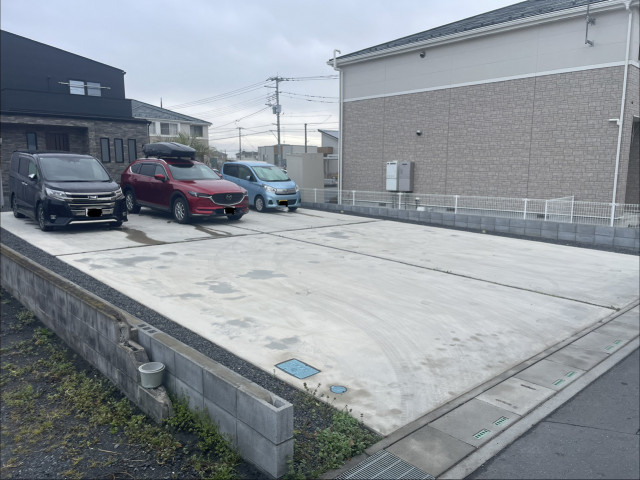 広々コンクリ舗装　権現堂まで徒歩15分　ブレーメン薬局　幸手店　隣接駐車場の駐車場写真