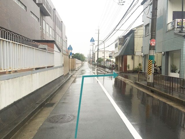 【道順4】一つ目のT字路を「右折」して下さい。