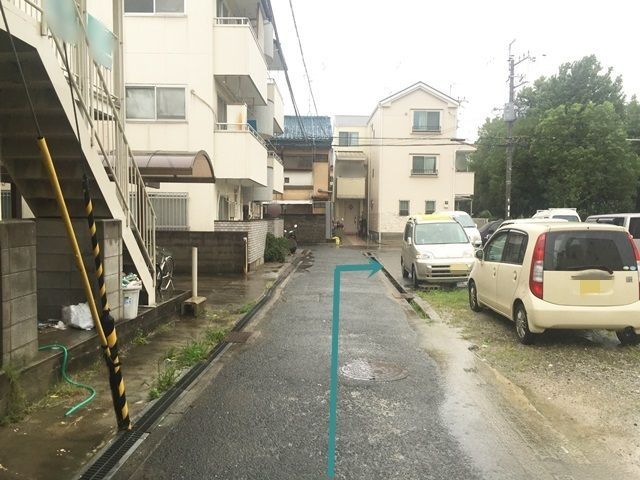 【道順7】突き当たり手前まで直進していただくと「右側」に駐車場がございます。