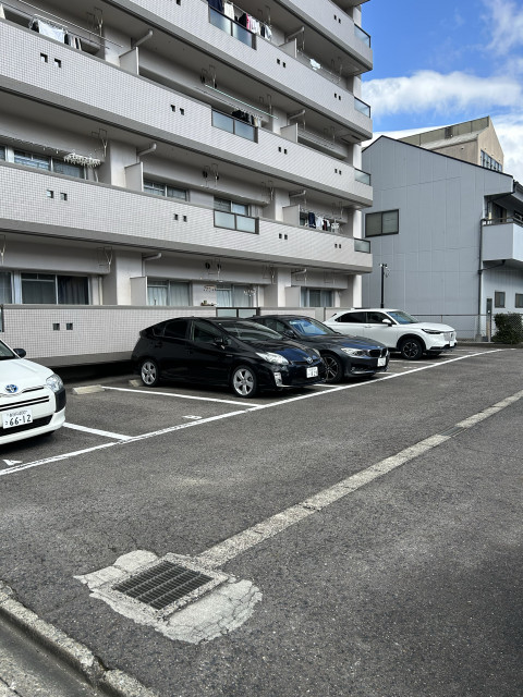 北区柳原3-9-5の駐車場写真