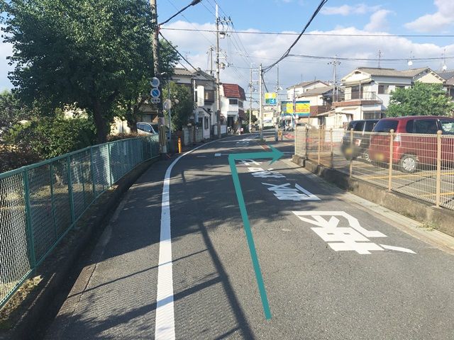 【道順1】府道144号線の「かささぎ橋交差点」から関西外国語大学方面へ向かって「東」へと進み、1つ目の信号を「左折」後500m程直進した辺りで「右折」してください。