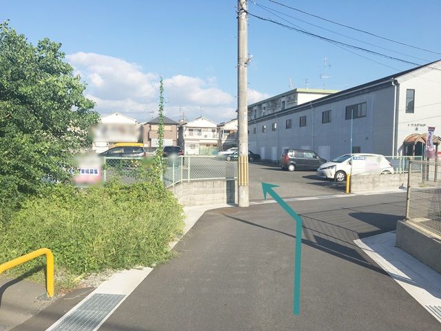 【道順2】右折後、正面にご利用駐車場がございますので、入り口にある看板とご予約された駐車場名に間違いがないか確認し、駐車場内へと進入してください。