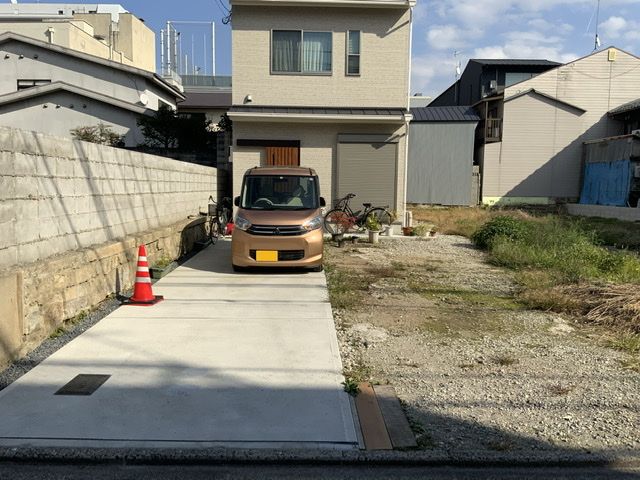正面に電柱があるので切り返ししながら入庫してください