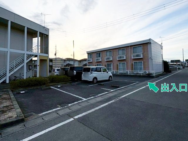 レオパレスフェニックスⅡ アキッパ駐車場の駐車場写真