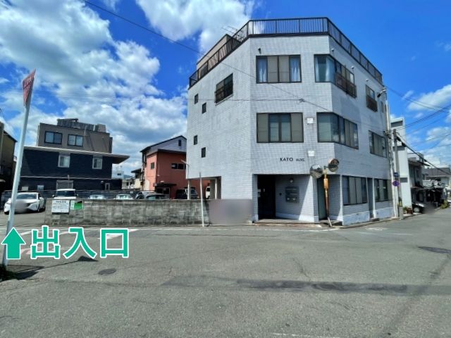 ＊必ず車止めまで駐車＊ カトーガレージの駐車場写真