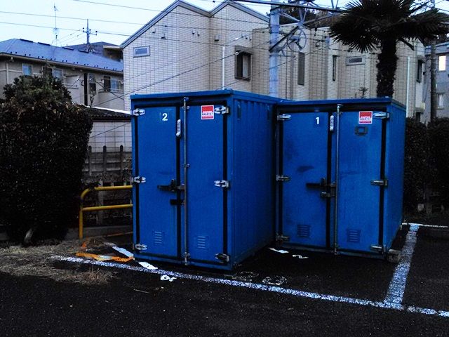 コンテナの奥にスペースがあります。