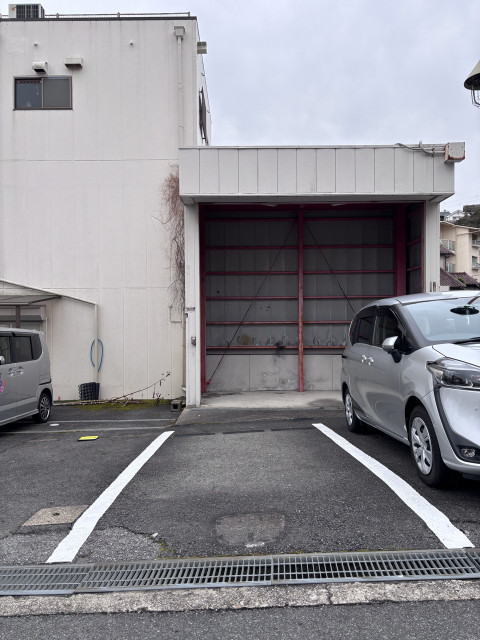 杉本ガレージの駐車場写真