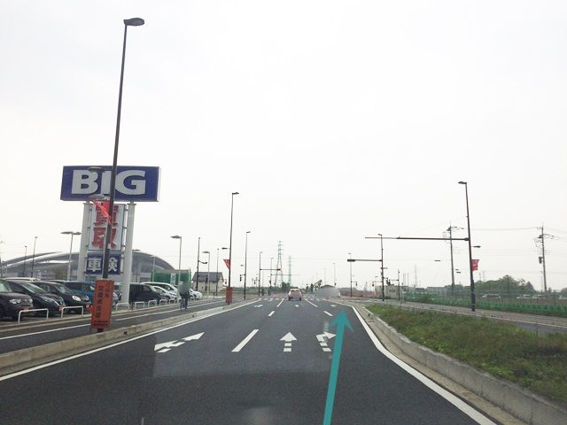 【道順1】「ビッグモーター 浦和美園店」を左手に「北西」に進み、「右折レーン」へ進んでください。