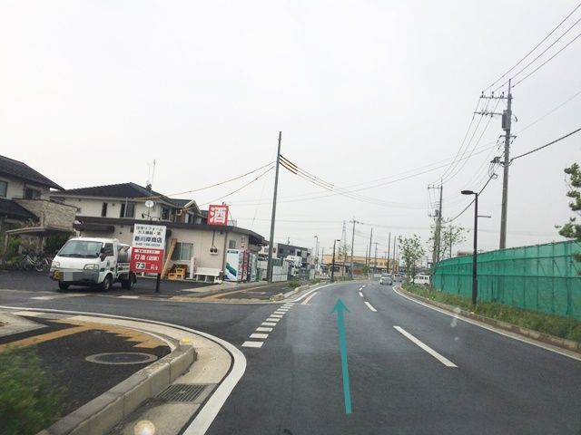 【道順6】「新川岸商店」を直進してください。