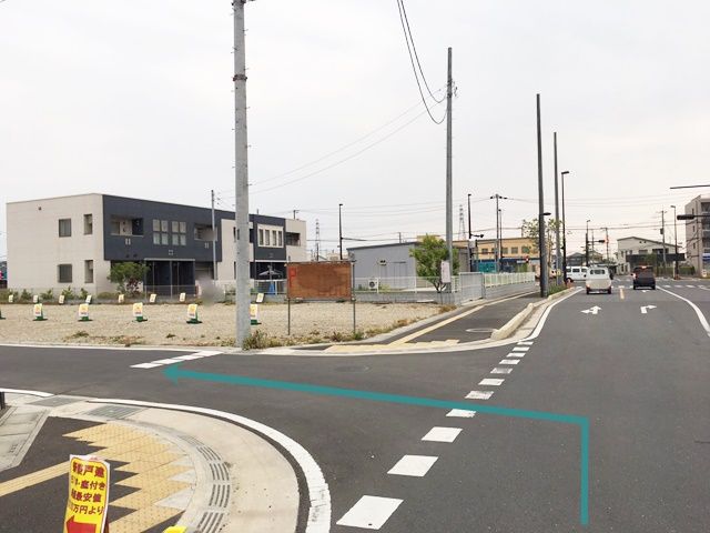 【道順7】「新川岸商店」を直進して次の角を「左折」していただくと、「右側」にご利用駐車場があります。